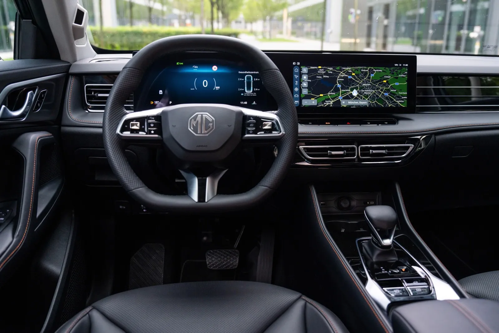 MG HS Luxury, 125 kW (170 PS), Benzinmotor, 7-Gang-Automatik – Energieverbrauch kombiniert: 7,6 l/100 km; CO₂-Emissionen: 173 g/km; CO₂-Klasse: F. 

** Die Angaben sind nach Vorgaben und Messmethoden der Pkw-Energieverbrauchskennzeichnungsverordnung (Pkw-EnVKV) erstellt. Die angegebenen Verbrauchs- und Emissionswerte wurden dabei nach dem dort vorgeschriebenen Messverfahren WLTP (Worldwide Harmonised Light-Duty Vehicles Test Procedure) ermittelt. Die so ermittelten Verbrauchs- und Emissionswerte stellen keine Beschaffenheitsangaben oder Eigenschaftszusicherungen dar, sondern dienen zu Vergleichszwecken mit Fahrzeugen, die nach denselben technischen Verfahren getestet wurden. Der tatsächliche Energieverbrauch und der CO₂-Ausstoß eines Pkw sind nicht nur von der effizienten Ausnutzung des Kraftstoffes/der zugeführten Energie durch den Pkw, sondern auch von vielen weiteren Faktoren, insbesondere vom Gewicht, von der Ausstattung, Bereifung sowie von der Fahrbahnbeschaffenheit, dem Wetter, dem Fahrstil, und anderen nichttechnischen Faktoren abhängig.